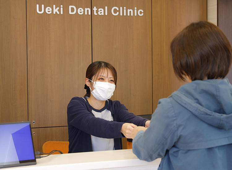 受付で対応する様子